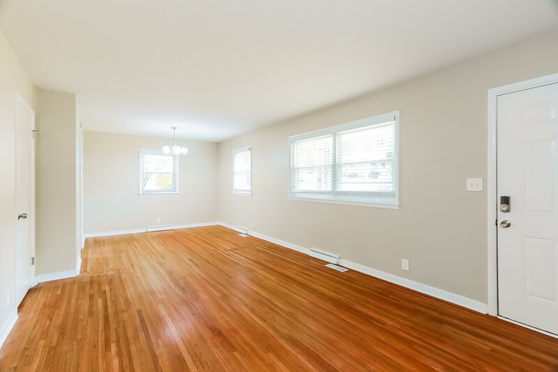 2,010/Mo, 1108 Sherwood Forest Dr Birmingham, AL 35235 Living Room View 2