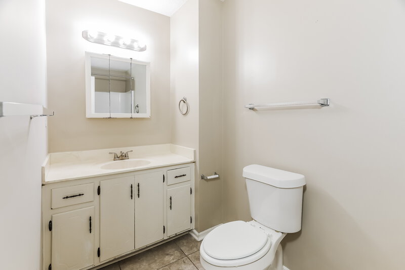 1,570/Mo, 2115 Sun Circle Fultondale, AL 35068 Bathroom View