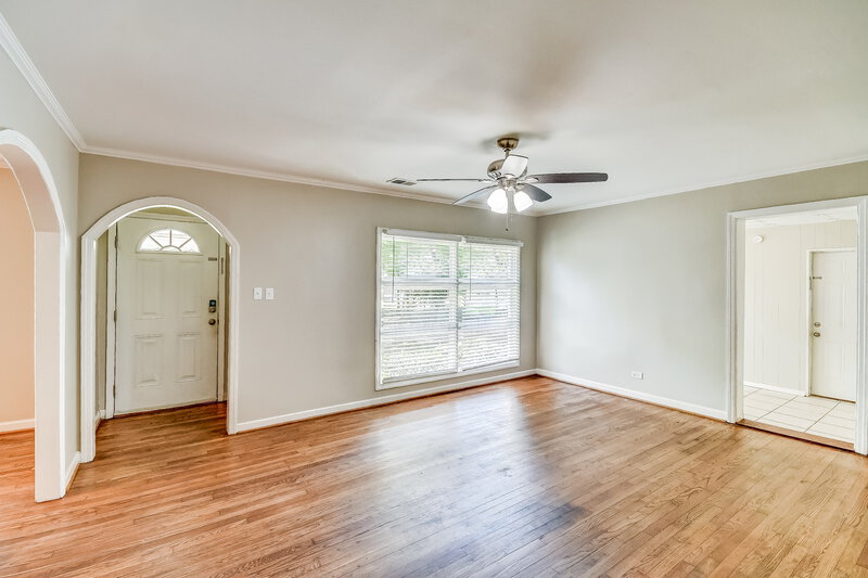 1,300/Mo, 937 9th Ave Pleasant Grove, AL 35127 Living Room View 2