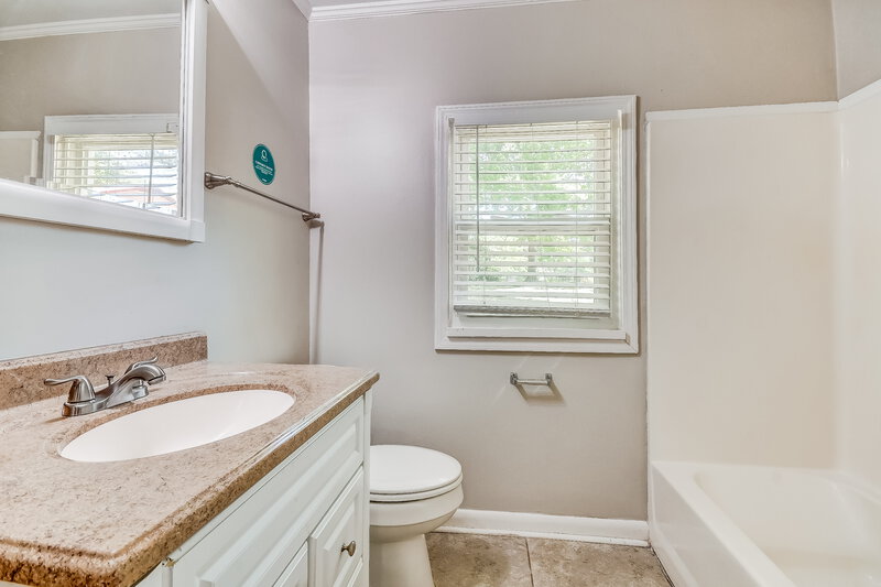 1,300/Mo, 937 9th Ave Pleasant Grove, AL 35127 Bathroom View