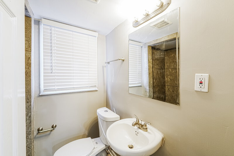 1,565/Mo, 809 Hagwood Rd Birmingham, AL 35235 Bathroom View