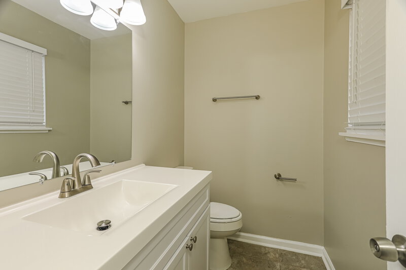 1,425/Mo, 1217 Turf Dr Birmingham, AL 35215 Main Bathroom View
