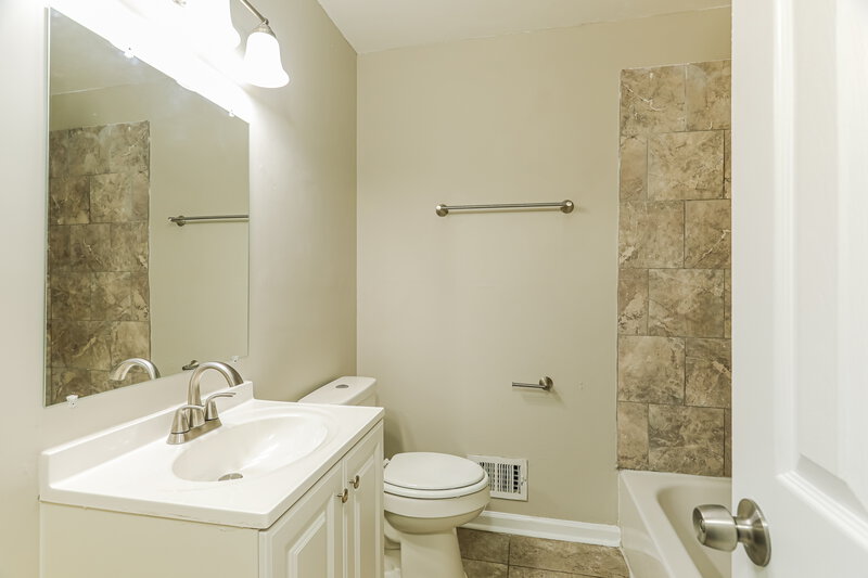 1,425/Mo, 1217 Turf Dr Birmingham, AL 35215 Bathroom View