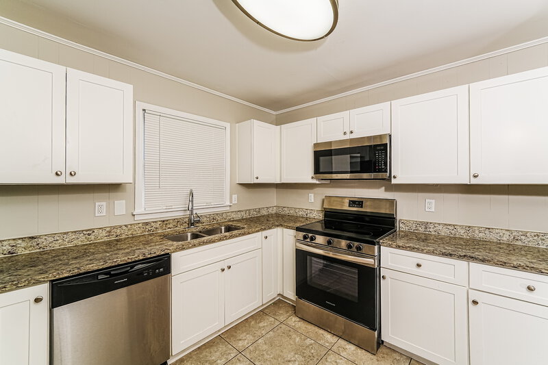 2,340/Mo, 629 16th Terr Circle NW Birmingham, AL 35215 Kitchen View