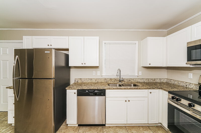 2,340/Mo, 629 16th Terr Circle NW Birmingham, AL 35215 Kitchen View 2