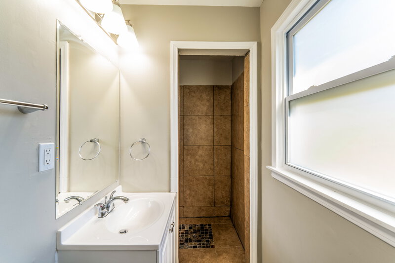 2,340/Mo, 629 16th Terr Circle NW Birmingham, AL 35215 Main Bathroom View