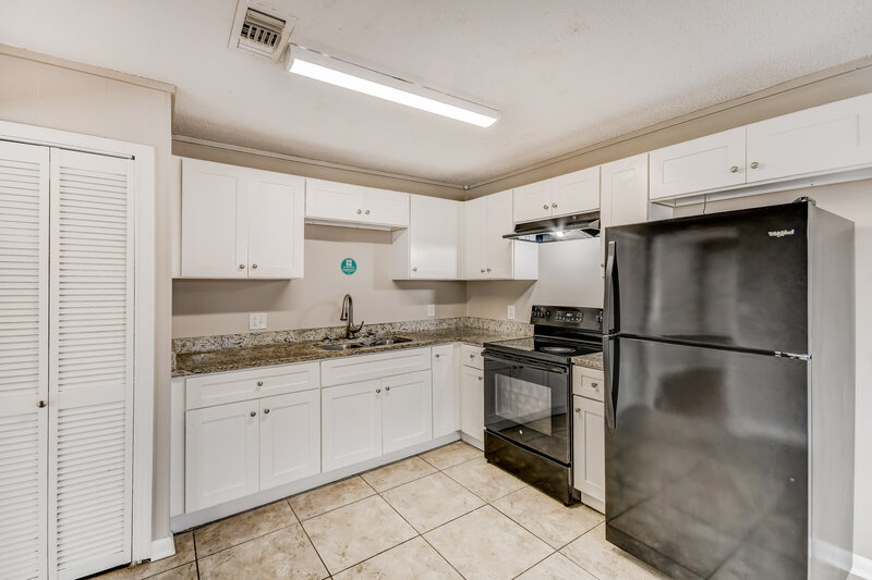 1,375/Mo, 5072 Oak Leaf Circle Adamsville, AL 35005 Kitchen View