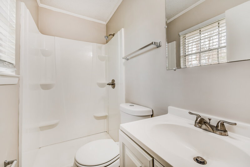 1,375/Mo, 5072 Oak Leaf Circle Adamsville, AL 35005 Main Bathroom View