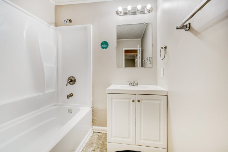 1,375/Mo, 5072 Oak Leaf Circle Adamsville, AL 35005 Bathroom View