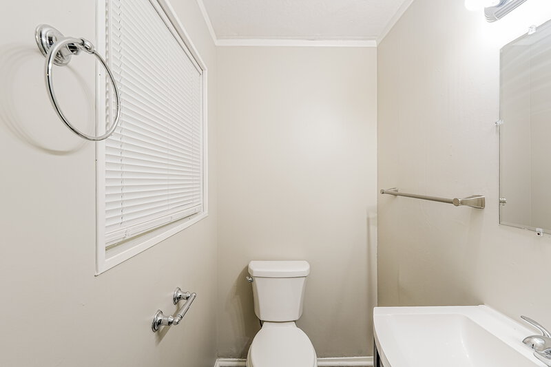 1,285/Mo, 1732 6th Street NW Center Point, AL 35215 Main Bathroom View