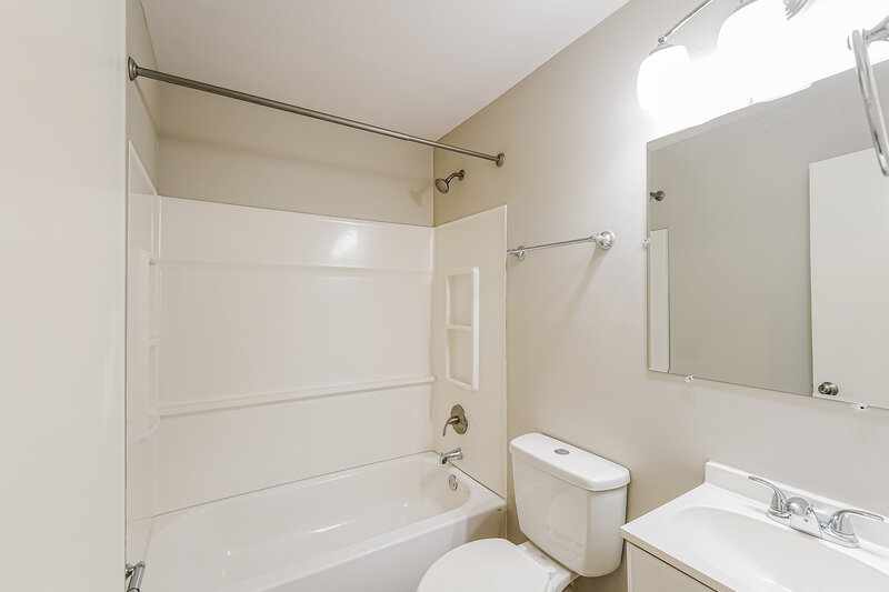 1,285/Mo, 1732 6th Street NW Center Point, AL 35215 Bathroom View