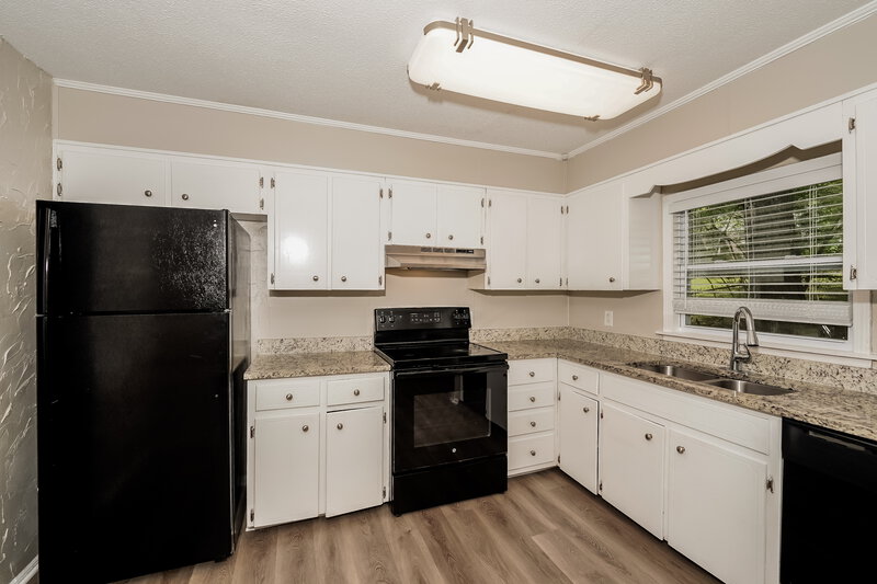 1,595/Mo, 1612 5th Pl NW Birmingham, AL 35215 Kitchen View 2