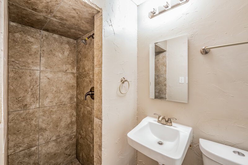 1,595/Mo, 1612 5th Pl NW Birmingham, AL 35215 Main Bathroom View