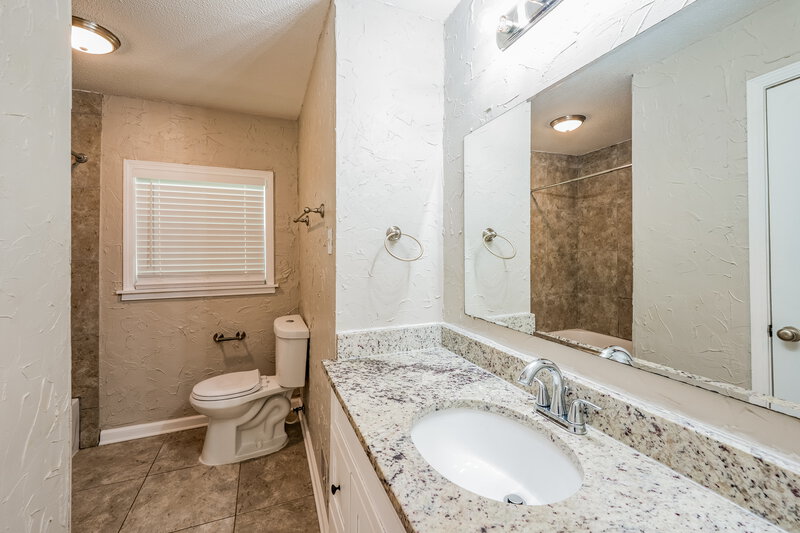 1,595/Mo, 1612 5th Pl NW Birmingham, AL 35215 Bathroom View