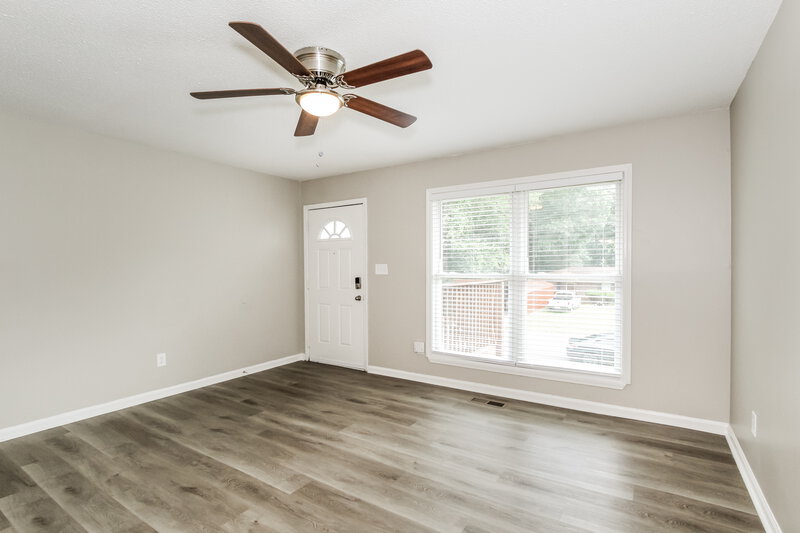 0/Mo, 428 Willow Lane Bessemer, AL 35023 Living Room View