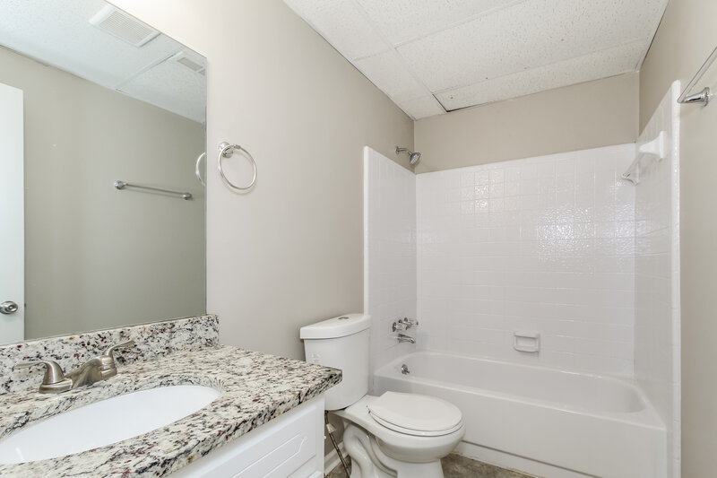 0/Mo, 428 Willow Lane Bessemer, AL 35023 Main Bathroom View