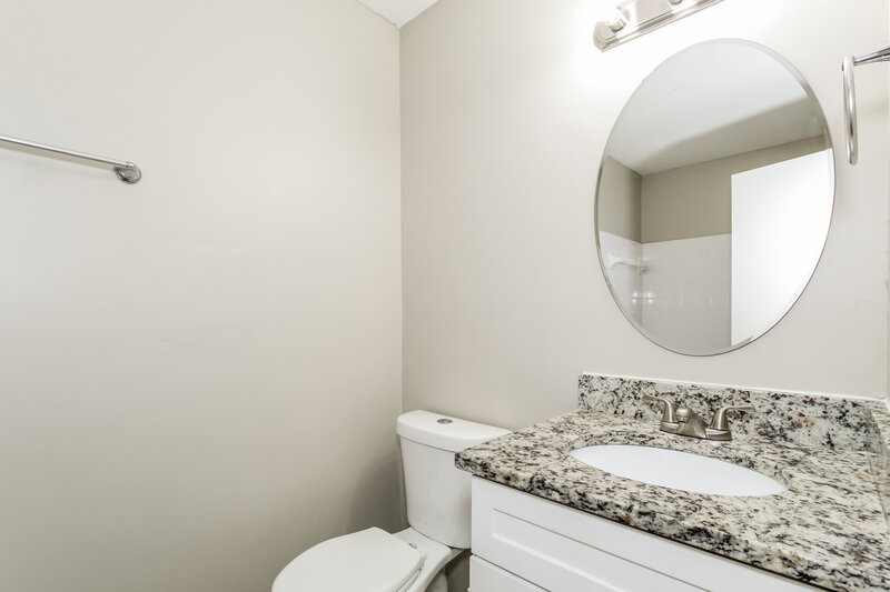 0/Mo, 428 Willow Lane Bessemer, AL 35023 Bathroom View