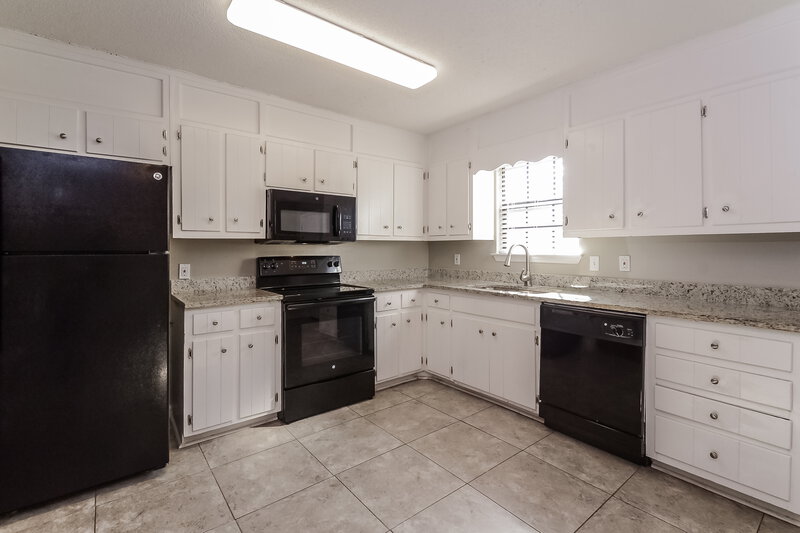 1,370/Mo, 773 15th Ct NW Birmingham, AL 35215 Kitchen View 2