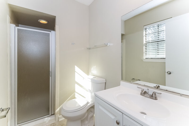 1,370/Mo, 773 15th Ct NW Birmingham, AL 35215 Main Bathroom View