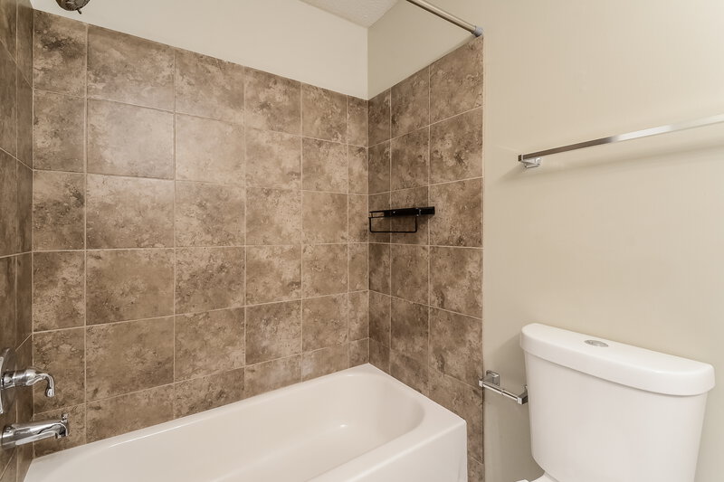 1,370/Mo, 773 15th Ct NW Birmingham, AL 35215 Bathroom View