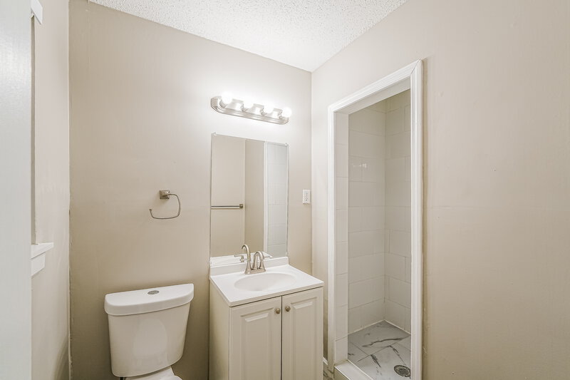 1,600/Mo, 1132 Corvair Cir Birmingham, AL 35235 Main Bathroom View