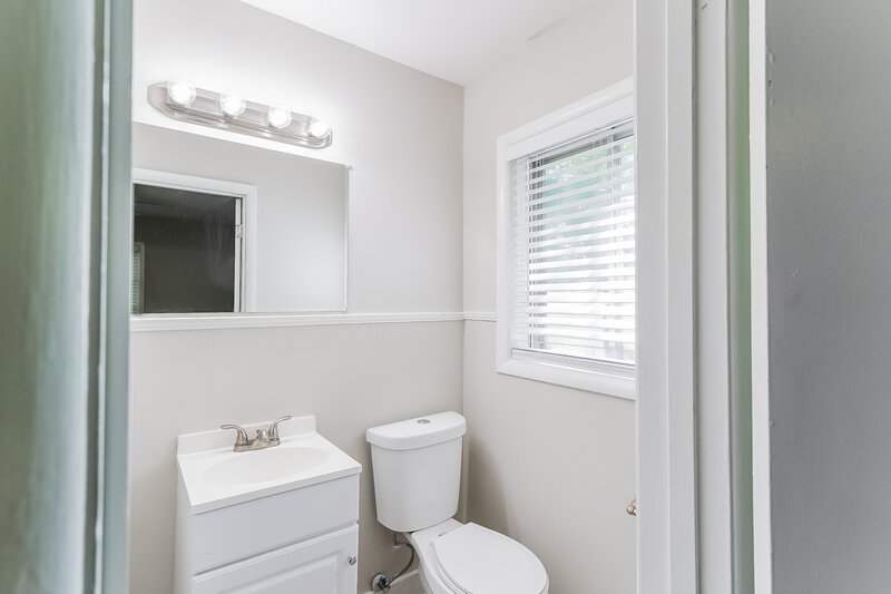 1,675/Mo, 432 16th Ave NW Birmingham, AL 35215 Main Bathroom View