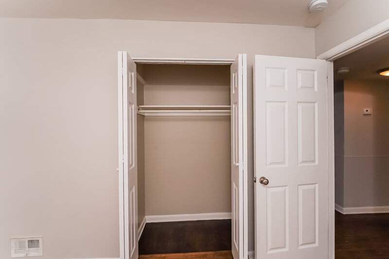 1,675/Mo, 432 16th Ave NW Birmingham, AL 35215 Main Bathroom View 2
