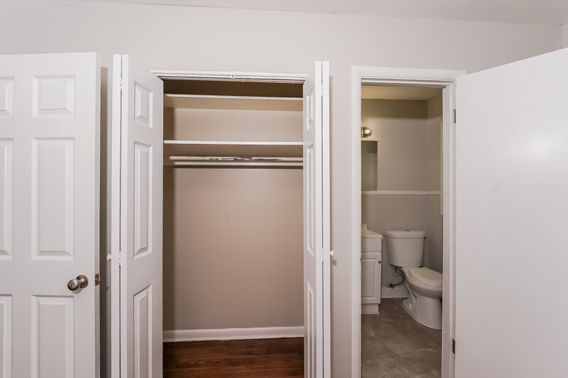 1,675/Mo, 432 16th Ave NW Birmingham, AL 35215 Main Bathroom View 3