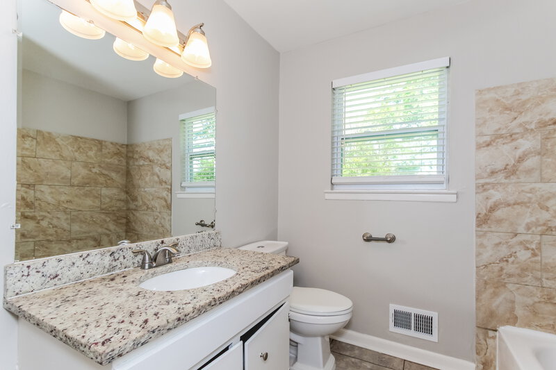 1,525/Mo, 201 Beechwood Drive Bessemer, AL 35023 Bathroom View