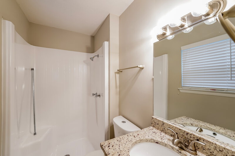 1,280/Mo, 3015 Summit Ridge Dr Adamsville, AL 35005 Main Bathroom View