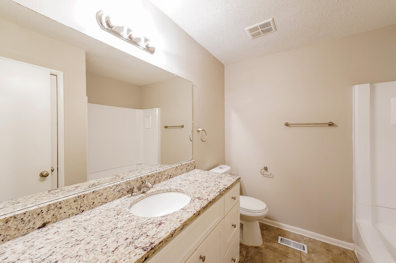1,280/Mo, 3015 Summit Ridge Dr Adamsville, AL 35005 Bathroom View
