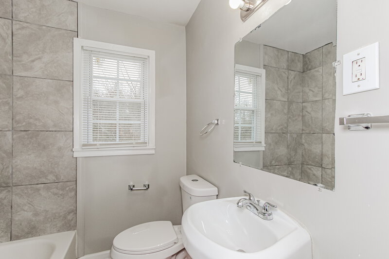 1,145/Mo, 960 7th Place Pleasant Grove, AL 35127 Main Bathroom View
