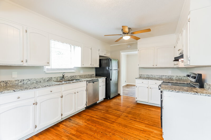 1,685/Mo, 132 4th Plaza Pleasant Grove, AL 35127 Kitchen View 2