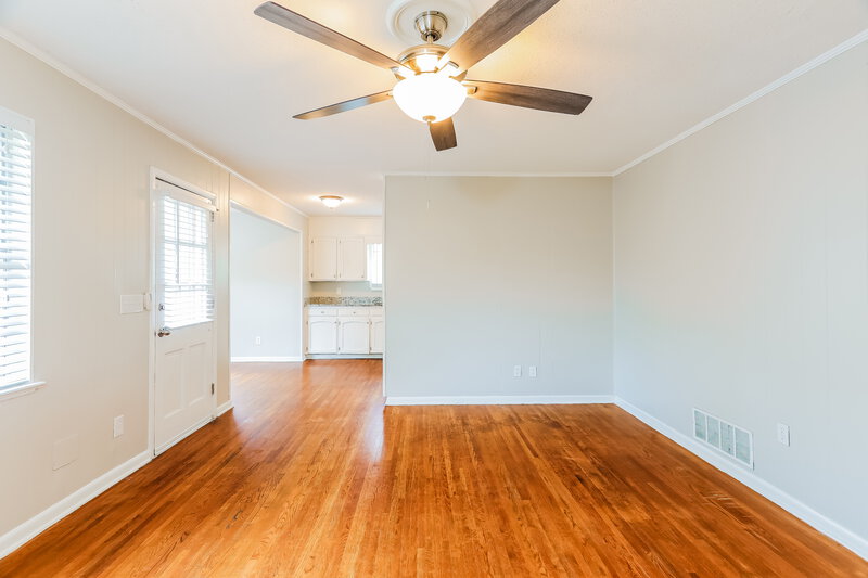 1,685/Mo, 132 4th Plaza Pleasant Grove, AL 35127 Family Room View 2