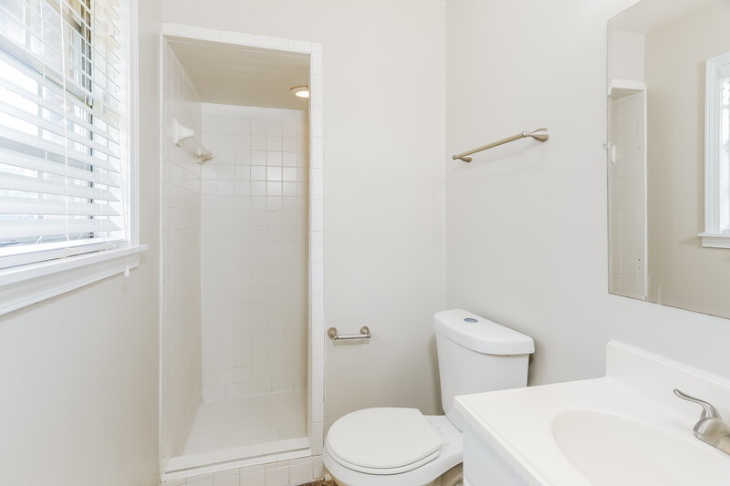 1,685/Mo, 132 4th Plaza Pleasant Grove, AL 35127 Main Bathroom View