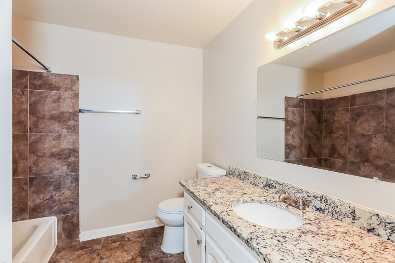 1,685/Mo, 132 4th Plaza Pleasant Grove, AL 35127 Bathroom View