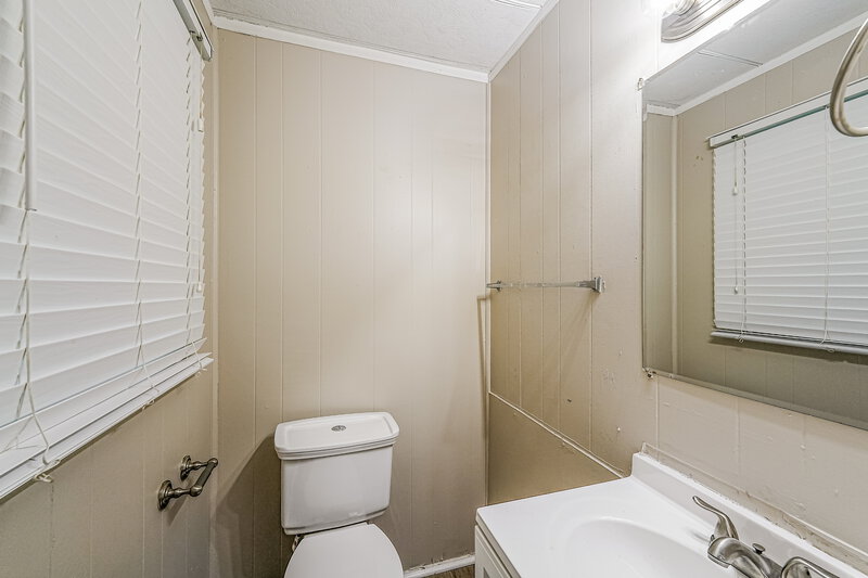 1,160/Mo, 1701 6th St NW Birmingham, AL 35215 Main Bathroom View