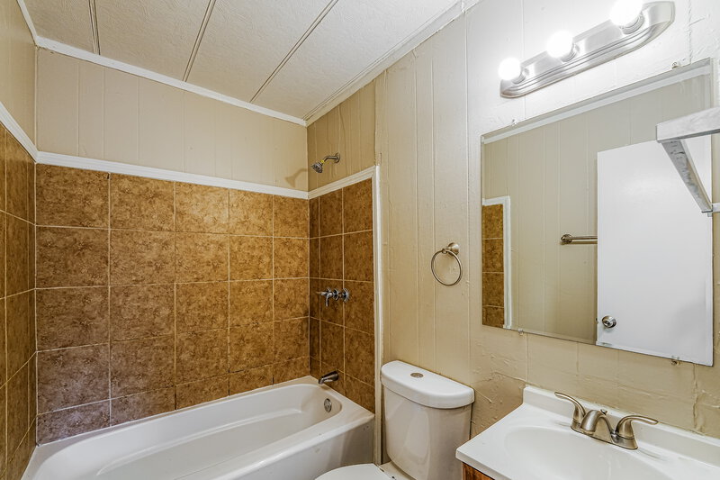 1,160/Mo, 1701 6th St NW Birmingham, AL 35215 Bathroom View