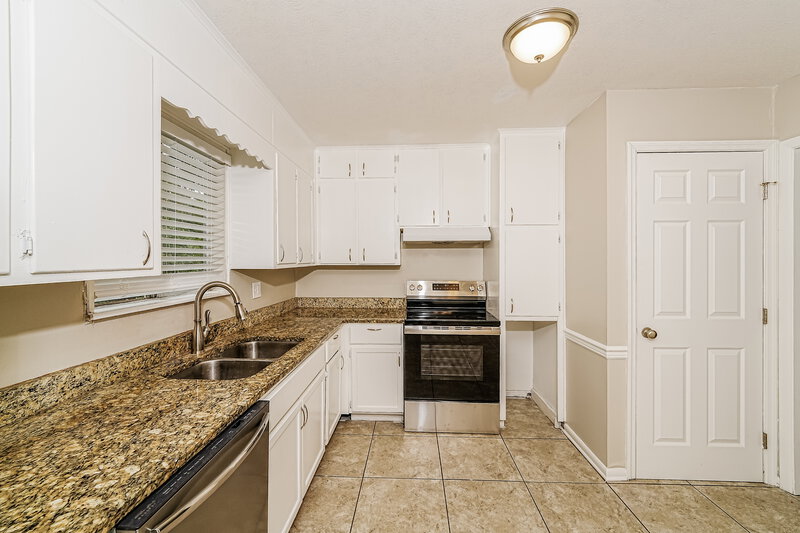 1,475/Mo, 724 Country View Dr Birmingham, AL 35215 Kitchen View 2