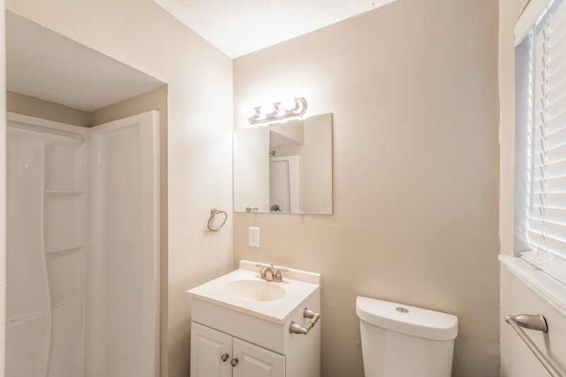 1,475/Mo, 724 Country View Dr Birmingham, AL 35215 Main Bathroom View