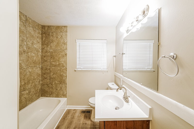 1,475/Mo, 724 Country View Dr Birmingham, AL 35215 Bathroom View