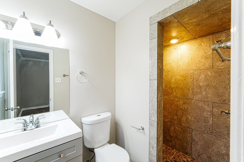 1,535/Mo, 1831 Mara Dr Birmingham, AL 35215 Main Bathroom View