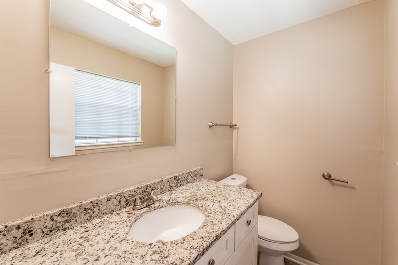 1,325/Mo, 312 Harris Avenue Adamsville, AL 35005 Bathroom View