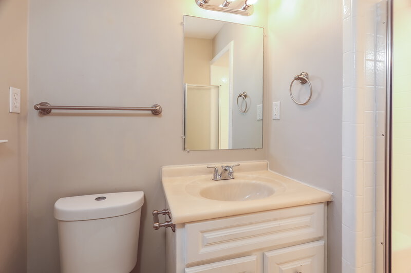 1,860/Mo, 1632 Maralyn Dr Birmingham, AL 35235 Main Bathroom View