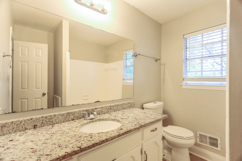1,860/Mo, 1632 Maralyn Dr Birmingham, AL 35235 Bathroom View