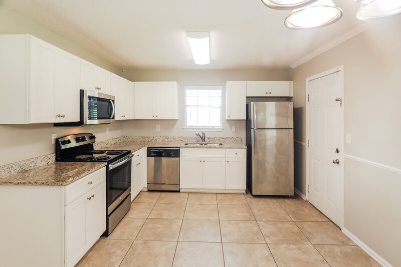 1,645/Mo, 1760 Sonia Dr Birmingham, AL 35235 Kitchen View 2