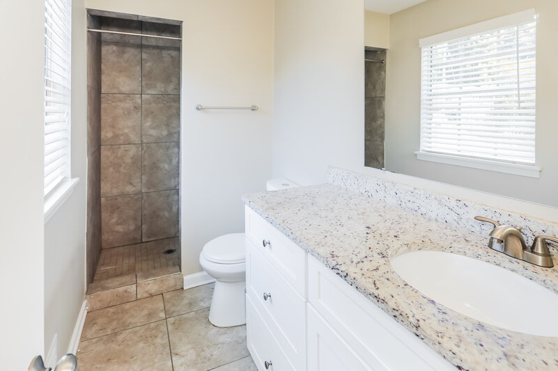 1,645/Mo, 1760 Sonia Dr Birmingham, AL 35235 Main Bathroom View