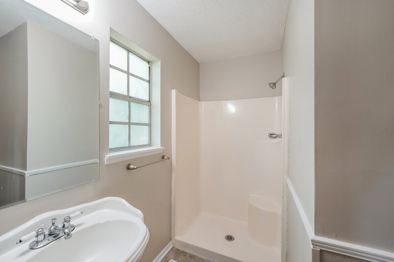 0/Mo, 5064 Darlene Drive Pinson, AL 35126 Main Bathroom View
