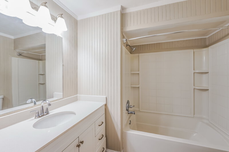 0/Mo, 5064 Darlene Drive Pinson, AL 35126 Bathroom View