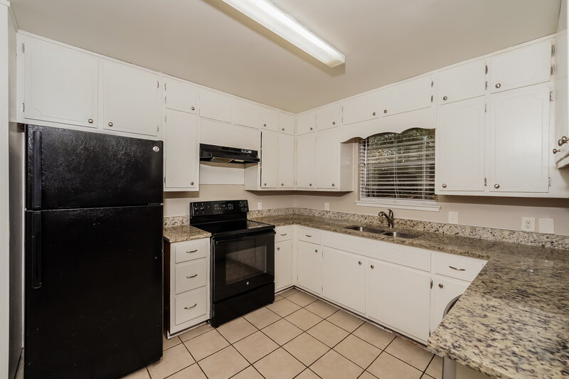 1,455/Mo, 1904 Reed Rd NE Birmingham, AL 35215 Kitchen View